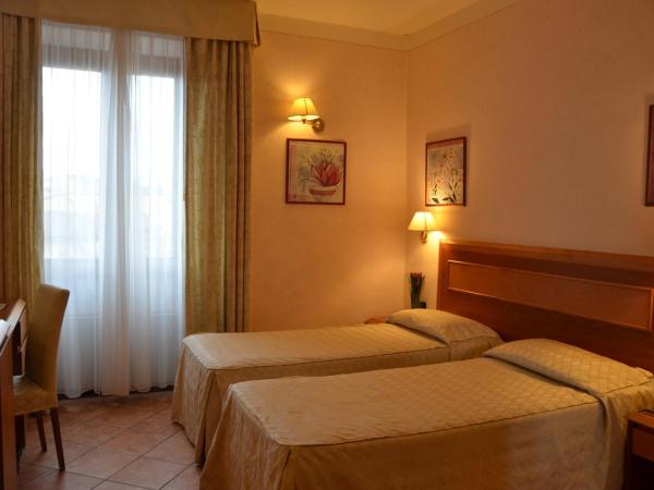 Hotel Mia Cara & Spa : photo 4 de la chambre petite chambre lits jumeaux