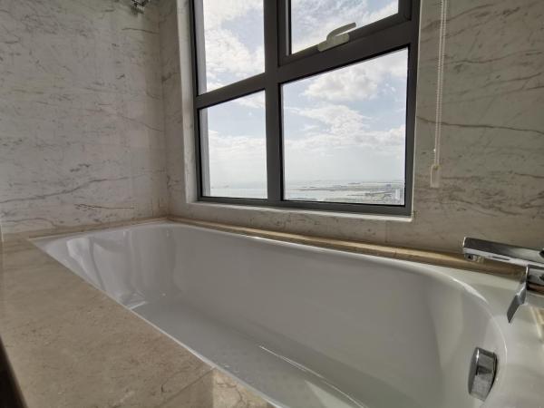 Attic Home Melaka Silverscape Residence & Jonker : photo 9 de la chambre superior queen studio (private bathtub and city view)