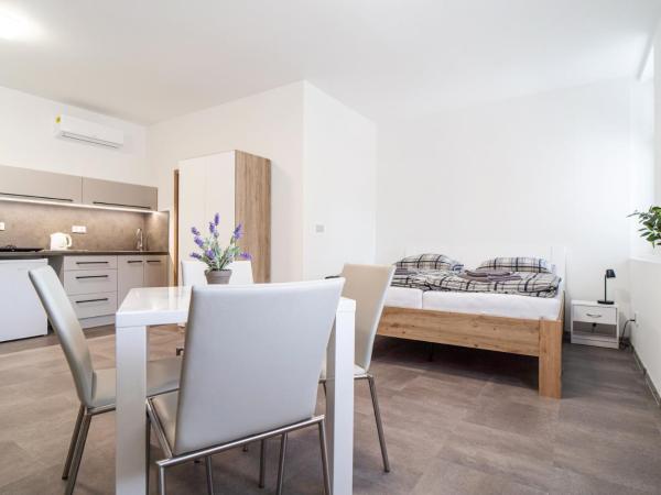 Apartmány U Jiříka : photo 8 de la chambre chambre double avec salle de bains privative