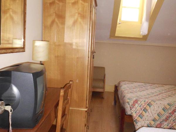 Hotel Larbelo : photo 3 de la chambre chambre triple Économique avec fenêtre de toit