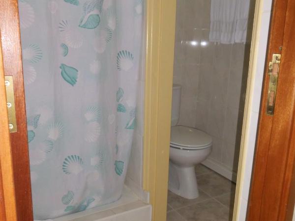 Hotel Larbelo : photo 2 de la chambre chambre triple Économique avec fenêtre de toit