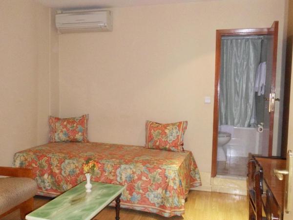 Hotel Larbelo : photo 10 de la chambre chambre triple