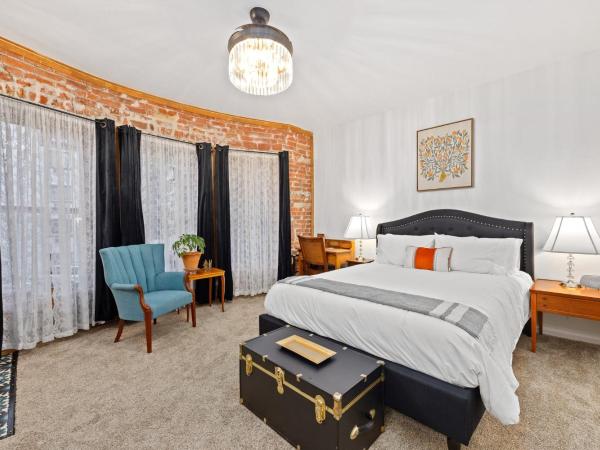 Flora House Denver : photo 1 de la chambre chambre lit queen-size - vue sur jardin