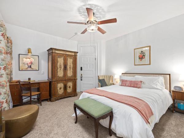 Flora House Denver : photo 1 de la chambre chambre lit queen-size - vue sur jardin