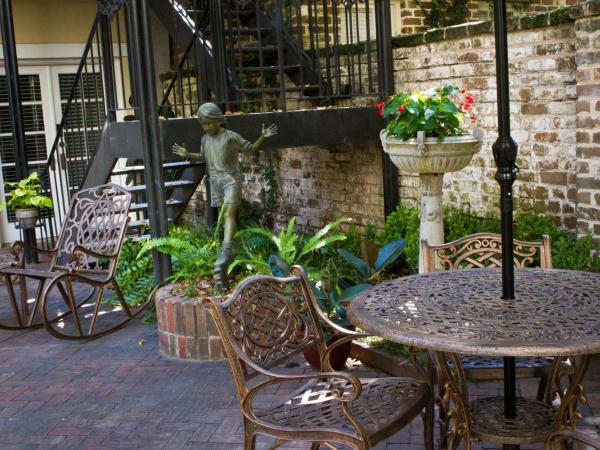 Eliza Thompson House, Historic Inns of Savannah Collection : photo 9 de la chambre chambre lit queen-size avec cour et jardin