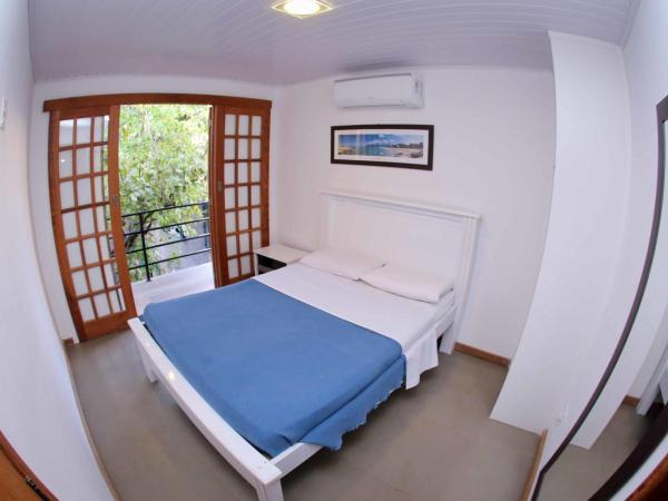 Pura Vida Hostel : photo 1 de la chambre chambre triple avec salle de bains privative