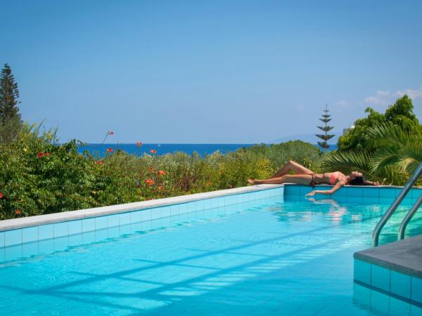 Hersonissos Maris : photo 3 de la chambre chambre supérieure avec piscine commune (réservée aux adultes de 18 ans et plus)