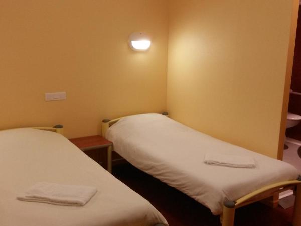 Espace Bernadette Soubirous Nevers : photo 2 de la chambre chambre lits jumeaux standard avec salle de bains commune