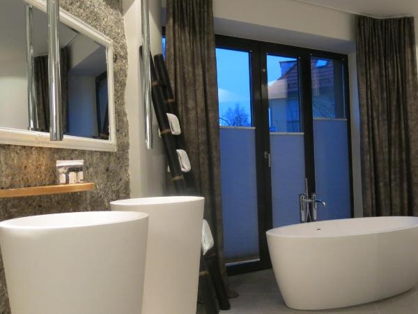 Hotel im Bunker : photo 7 de la chambre studio supérieur avec terrasse et jardin