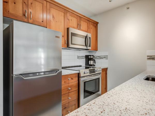 Blackcomb Springs Suites by CLIQUE : photo 2 de la chambre suite 2 chambres avec cuisine entièrement Équipée - côté piste