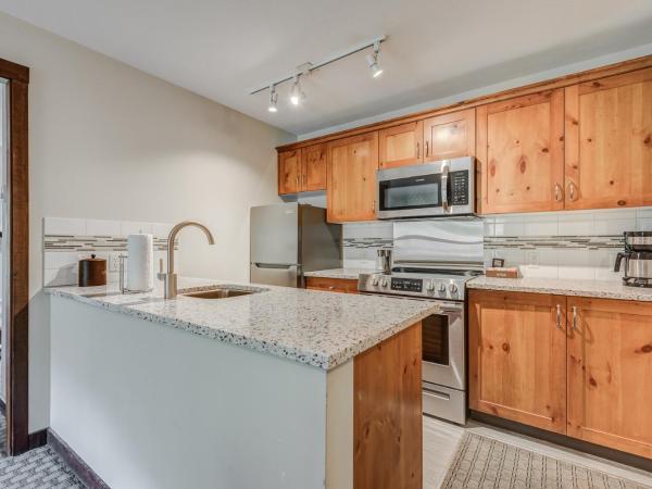 Blackcomb Springs Suites by CLIQUE : photo 2 de la chambre suite 2 chambres avec lits superposés et cuisine entièrement Équipée