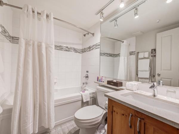 Blackcomb Springs Suites by CLIQUE : photo 6 de la chambre suite avec cuisine entièrement Équipée - vue sur montagne