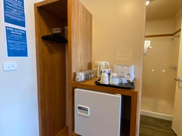 Lakes Lodge Okataina : photo 1 de la chambre chambre lit king-size - vue sur lac