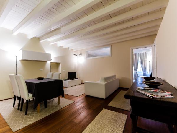 Vip Bergamo Apartments : photo 3 de la chambre appartement 1 chambre supérieur avec vue sur la ville