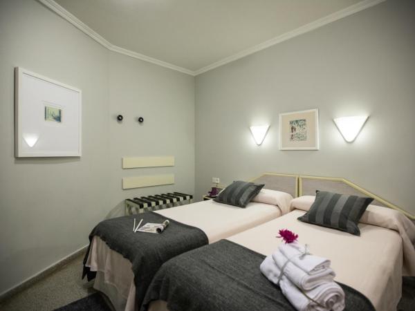 Hostal Paris : photo 1 de la chambre chambre lits jumeaux avec lit d’appoint - 301