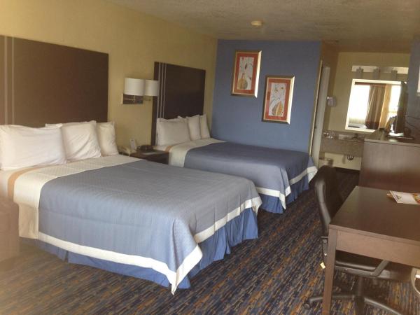 Days Inn by Wyndham Seaworld Lackland AFB : photo 2 de la chambre chambre 2 lits queen-size - non-fumeurs