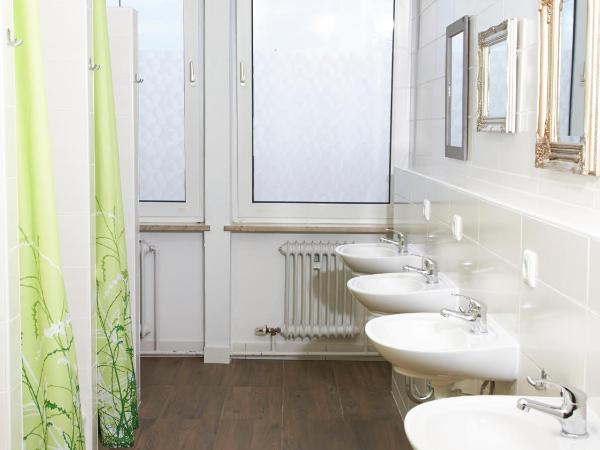 PM-Rooms : photo 5 de la chambre chambre double avec salle de bains commune