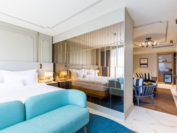 Stayso The House Hotel : photo 4 de la chambre suite junior avec terrasse et baignoire