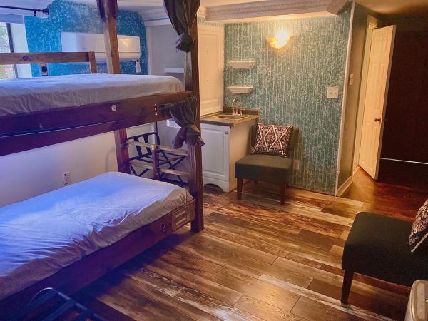 Madame Isabelle's House : photo 2 de la chambre lit dans dortoir pour femmes de 8 lits avec salle de bains privative