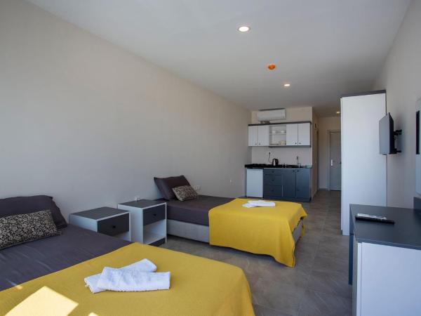 Lofts Alanya Luna Hotel : photo 2 de la chambre chambre familiale avec balcon