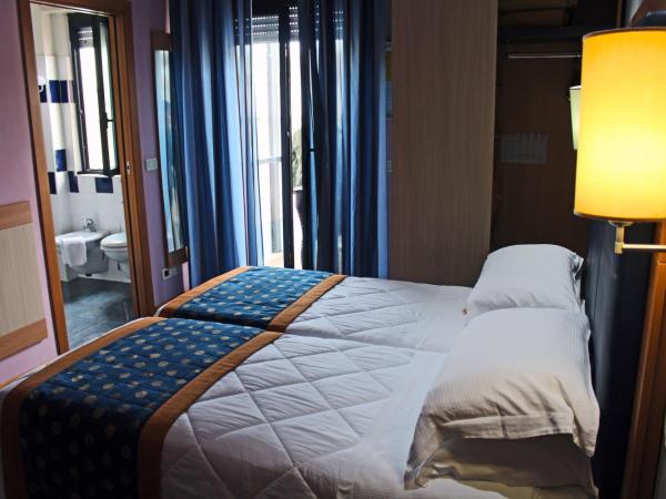 Hotel Genty : photo 2 de la chambre chambre double confort avec balcon