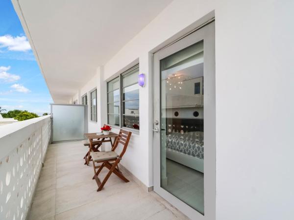 Strand Ocean Drive Suites : photo 7 de la chambre suite lit king-size avec balcon - dernier Étage - vue partielle sur océan - logement a505