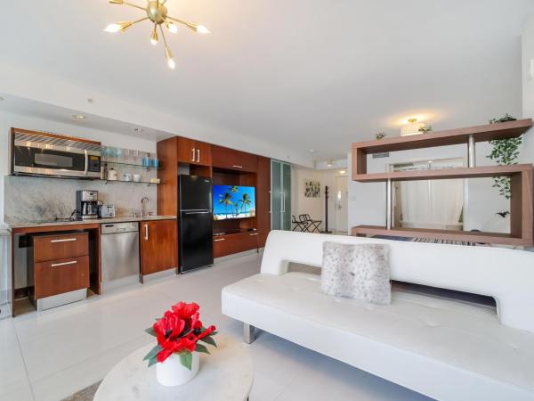 Strand Ocean Drive Suites : photo 4 de la chambre suite lit king-size avec balcon - dernier Étage - vue partielle sur océan - logement a505