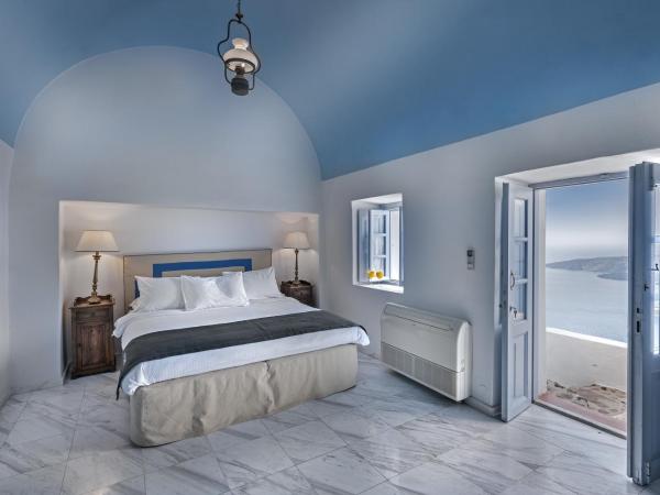 Aigialos Luxury Traditional Settlement : photo 7 de la chambre suite avec vue sur mer et volcan