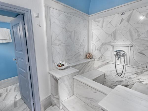 Aigialos Luxury Traditional Settlement : photo 1 de la chambre suite avec vue sur mer et volcan