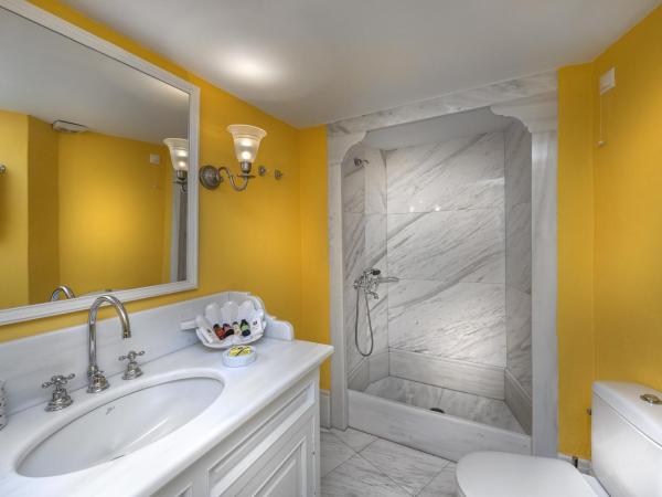 Aigialos Luxury Traditional Settlement : photo 5 de la chambre suite avec vue sur mer et volcan