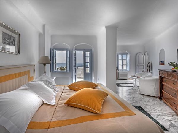 Aigialos Luxury Traditional Settlement : photo 6 de la chambre suite avec vue sur mer et volcan
