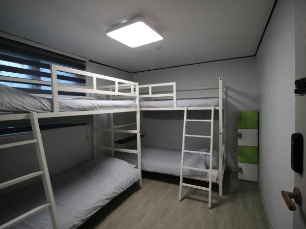 Bunk Backpackers Guesthouse : photo 1 de la chambre lit dans dortoir mixte de 4 lits