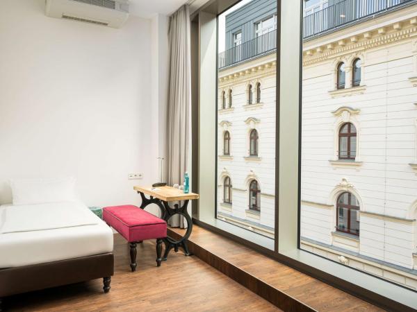 elaya hotel leipzig city center : photo 1 de la chambre chambre triple standard