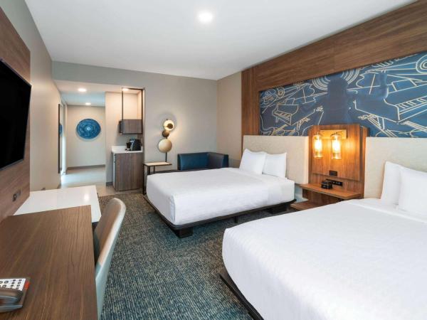 La Quinta Inn & Suites by Wyndham Nashville Downtown Stadium : photo 1 de la chambre chambre avec 2 lits queen-size - vue sur ville - non-fumeurs