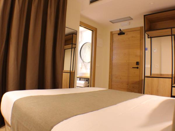 Hotel Marfany : photo 10 de la chambre chambre supérieure lit queen-size
