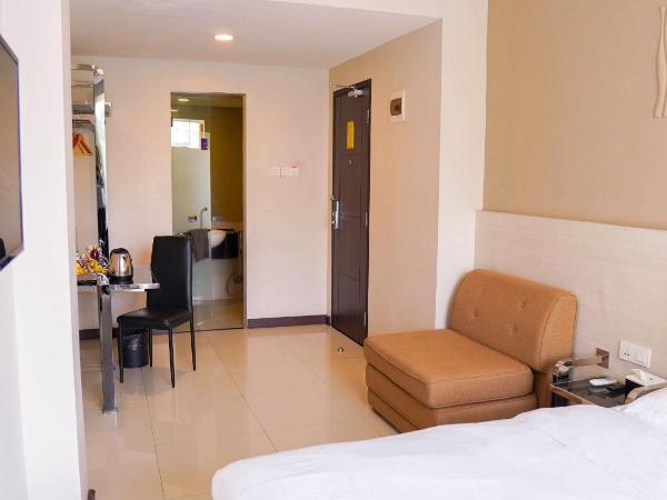 Verse Lite Hotel Gajah Mada : photo 2 de la chambre chambre lit king-size avec baignoire spa