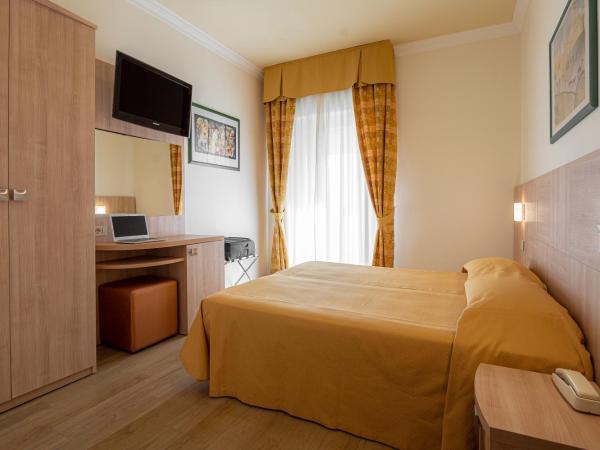 Hotel Corinna : photo 1 de la chambre chambre double ou lits jumeaux avec balcon - vue sur mer
