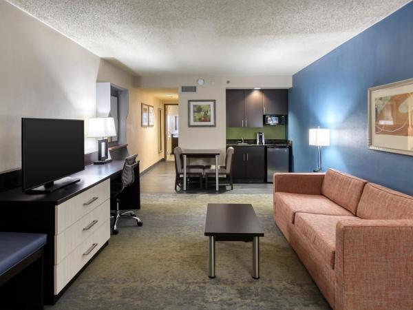 Holiday Inn & Suites Atlanta Airport North, an IHG Hotel : photo 5 de la chambre suite avec vue - non-fumeurs