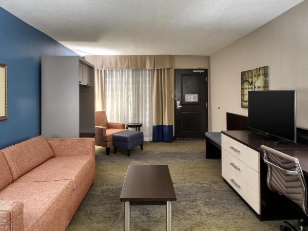 Holiday Inn & Suites Atlanta Airport North, an IHG Hotel : photo 2 de la chambre suite deluxe pour personnes malentendantes - non-fumeurs