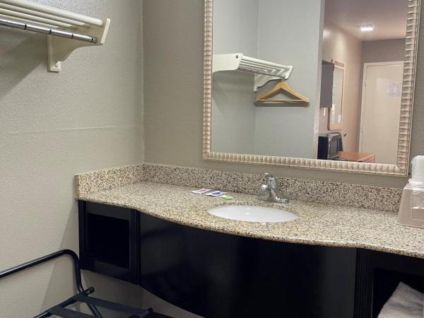 Super 7 Inn : photo 1 de la chambre chambre lit king-size