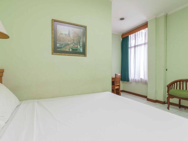 RedDoorz Plus near Kemang Raya : photo 5 de la chambre chambre double