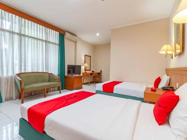 RedDoorz Plus near Kemang Raya : photo 2 de la chambre chambre lits jumeaux