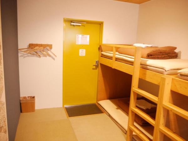 USJに一番近いゲストハウス J-Hoppers Osaka Universal : photo 8 de la chambre chambre avec 2 mezzanines et salle de bains commune