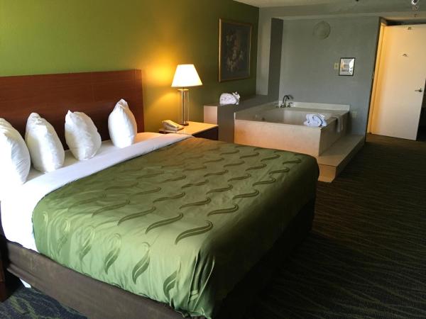 Quality Inn & Suites Winter Park Village Area : photo 5 de la chambre suite lit king-size avec jacuzzi - non-fumeurs