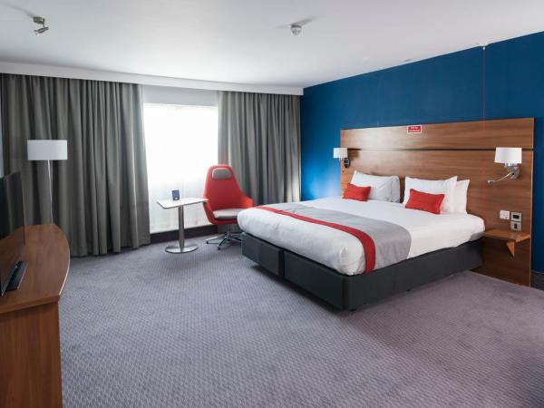 Holiday Inn Express Birmingham Star City, an IHG Hotel : photo 8 de la chambre chambre double – adaptée aux personnes à mobilité réduite - douche accessible en fauteuil roulant 