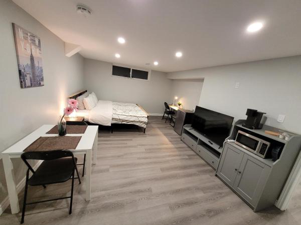 Guest House Basement - Master Bedrooms in Bayview Village : photo 3 de la chambre chambre lit king-size