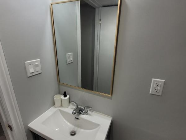 Guest House Basement - Master Bedrooms in Bayview Village : photo 8 de la chambre chambre lit king-size