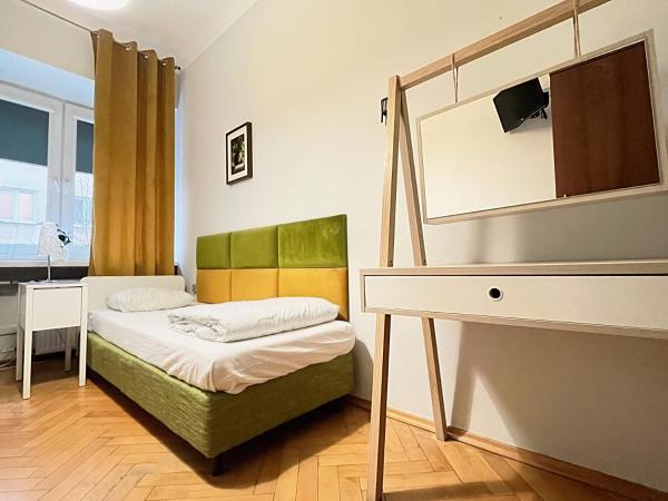 Hostel Helvetia - PRIVATE ROOMS in CITY CENTER and OLD TOWN : photo 2 de la chambre chambre lits jumeaux avec salle de bains commune