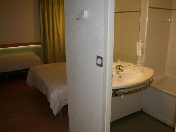 ibis budget Cannes Mougins : photo 3 de la chambre chambre standard avec 1 lit double et 1 lit simple