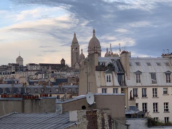 Grand Pigalle Hotel : photo 2 de la chambre chambre sous les toits 18m² - vue sur montmartre